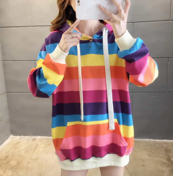 Hoodie dengan pola garis-garis yang modis